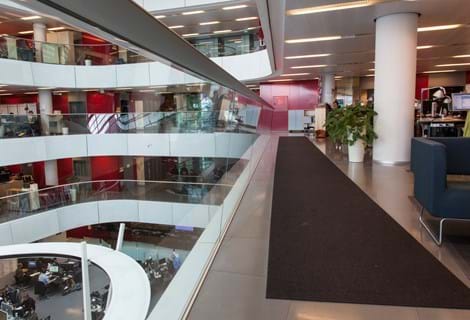 Fraster rød filt løber, DR byen (2)